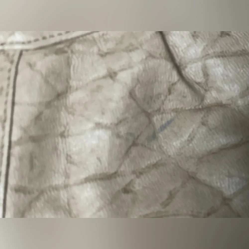 Cream handbag with Textured Design - Picture 3 of 3